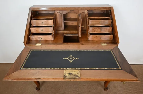 Commode Scriban en Noyer, époque Louis XV – Fin XVIIIe