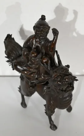 Bronze Personnage Chinois et Chien de Fao, Style asiatique - Début XXe