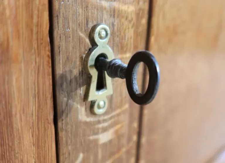 SCHRÄGAUFSATZSCHRANK