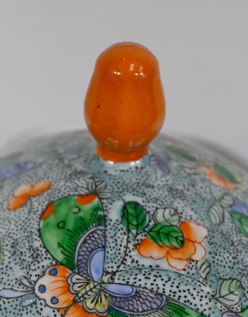Bonbonnière en Porcelaine à décors de Papillons, Chine – Début XXe