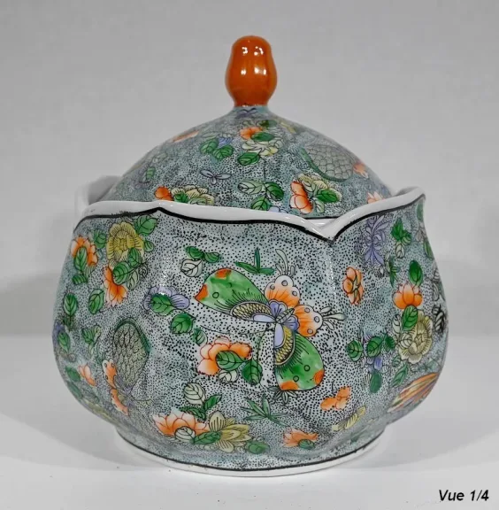 Bonbonnière en Porcelaine à décors de Papillons, Chine – Début XXe
