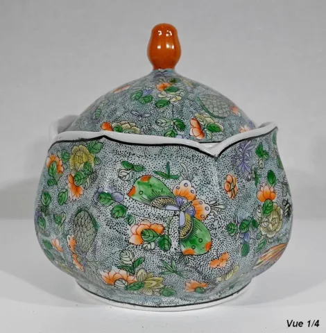 Bonbonnière en Porcelaine à décors de Papillons, Chine – Début XXe
