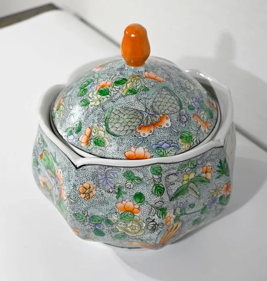 Bonbonnière en Porcelaine à décors de Papillons, Chine – Début XXe