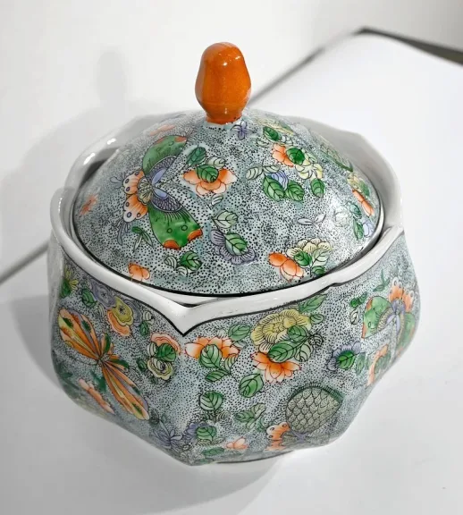 Bonbonnière en Porcelaine à décors de Papillons, Chine – Début XXe