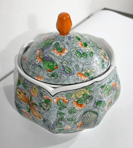 Bonbonnière en Porcelaine à décors de Papillons, Chine – Début XXe