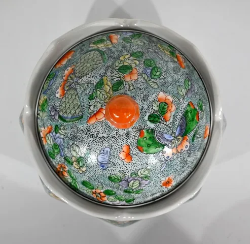 Bonbonnière en Porcelaine à décors de Papillons, Chine – Début XXe