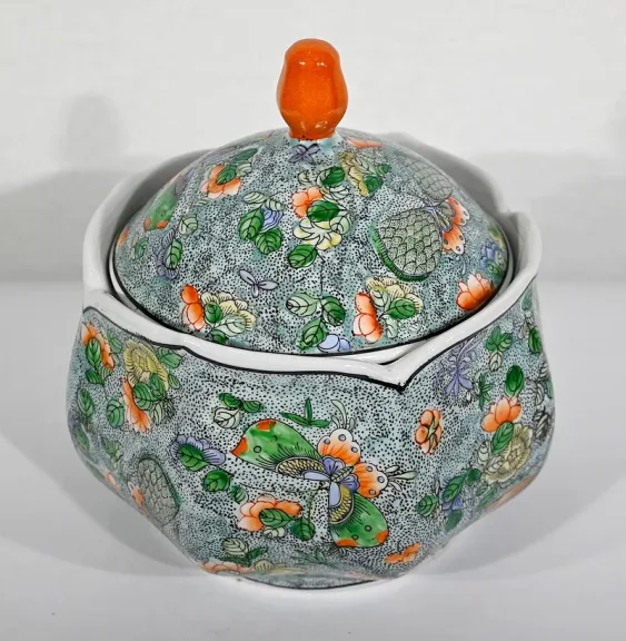 Bonbonnière en Porcelaine à décors de Papillons, Chine – Début XXe