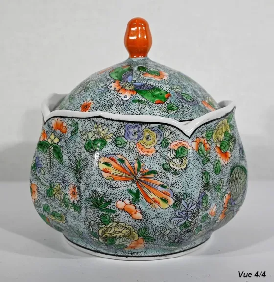 Bonbonnière en Porcelaine à décors de Papillons, Chine – Début XXe