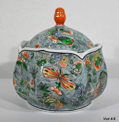 Bonbonnière en Porcelaine à décors de Papillons, Chine – Début XXe