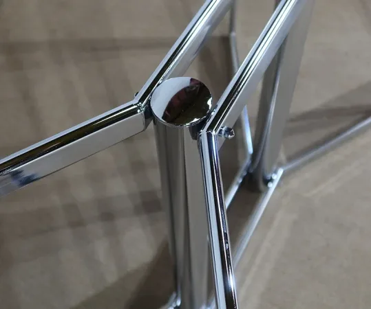 TABELLE AUS CHROM UND RAUCHGLAS