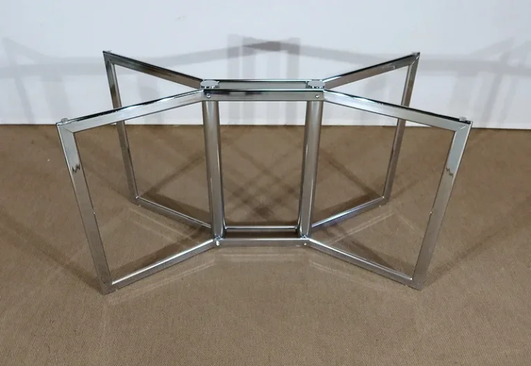 TABELLE AUS CHROM UND RAUCHGLAS