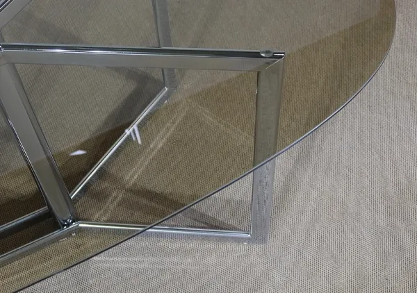 TABELLE AUS CHROM UND RAUCHGLAS
