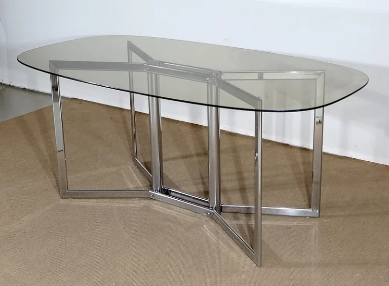 TABELLE AUS CHROM UND RAUCHGLAS