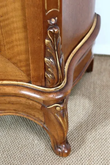KAST IN ROCAILLE-STIJL