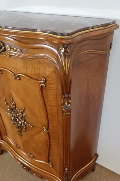 KAST IN ROCAILLE-STIJL