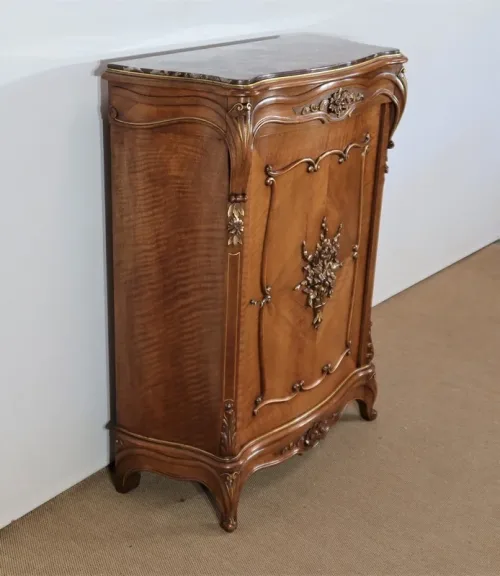 KAST IN ROCAILLE-STIJL