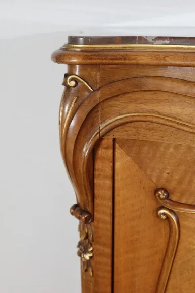 KAST IN ROCAILLE-STIJL