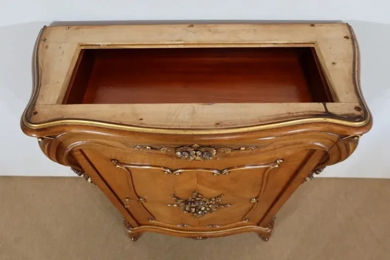 KAST IN ROCAILLE-STIJL