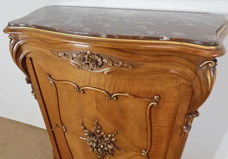 KAST IN ROCAILLE-STIJL
