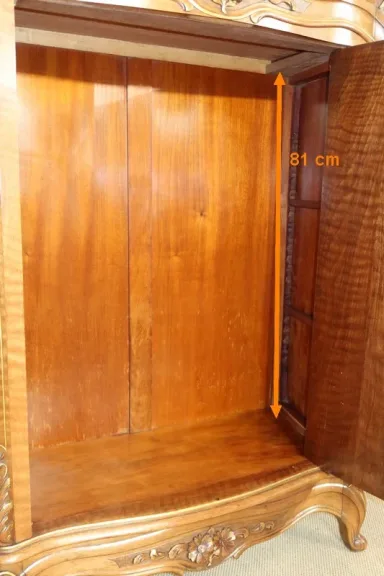 KAST IN ROCAILLE-STIJL