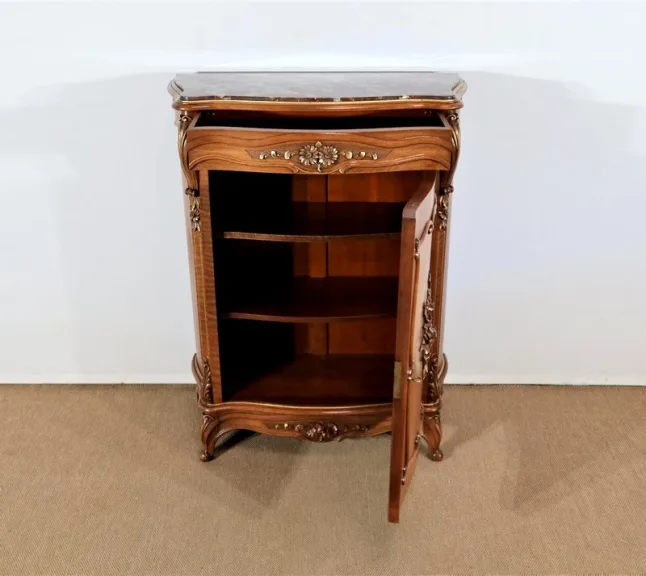 KAST IN ROCAILLE-STIJL