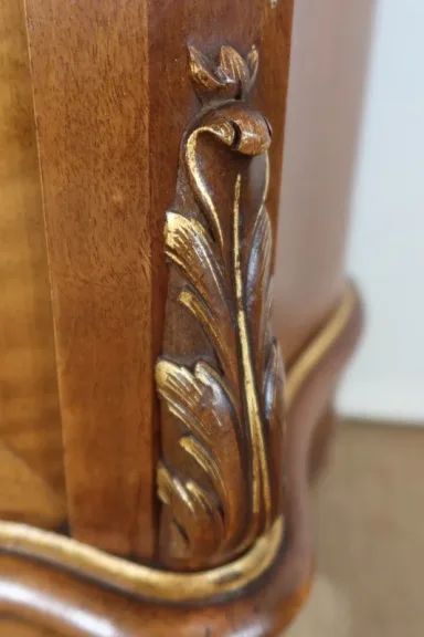KAST IN ROCAILLE-STIJL