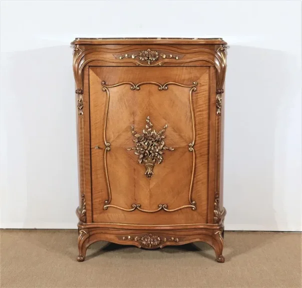 KAST IN ROCAILLE-STIJL