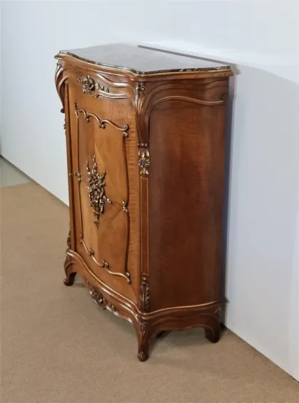 KAST IN ROCAILLE-STIJL