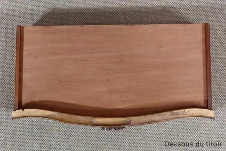 KAST IN ROCAILLE-STIJL