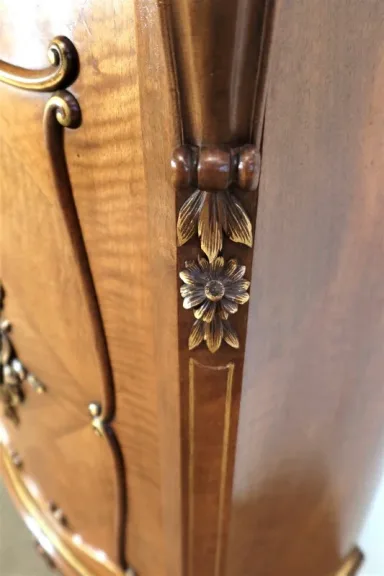 KAST IN ROCAILLE-STIJL