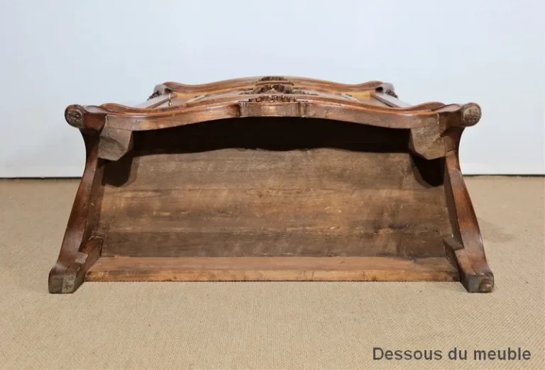 KAST IN ROCAILLE-STIJL