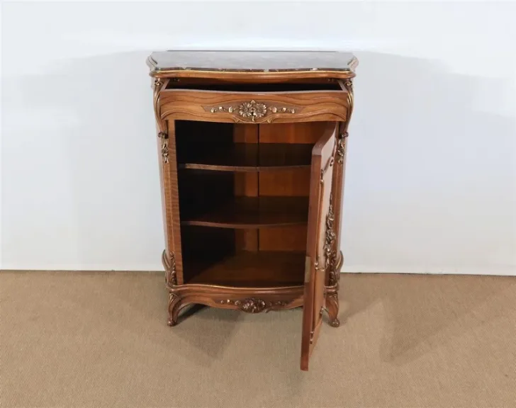 KAST IN ROCAILLE-STIJL