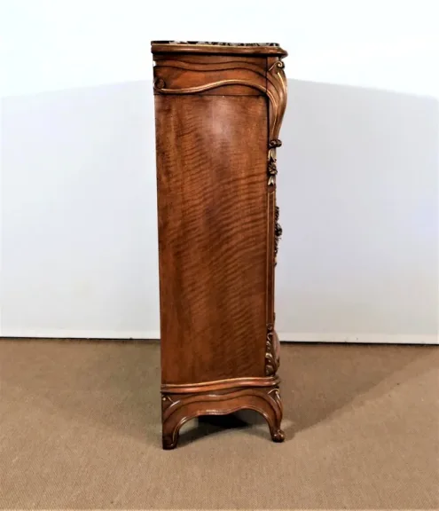 KAST IN ROCAILLE-STIJL