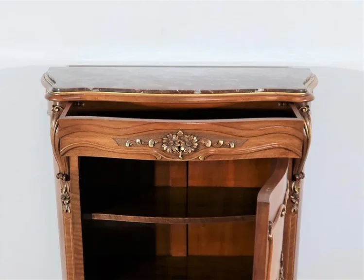 KAST IN ROCAILLE-STIJL