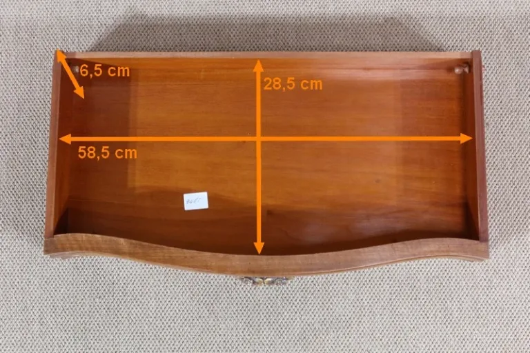 KAST IN ROCAILLE-STIJL