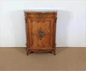 KAST IN ROCAILLE-STIJL