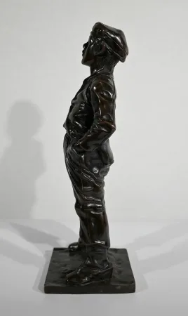 H. HERZBERG 之后的青铜雕像