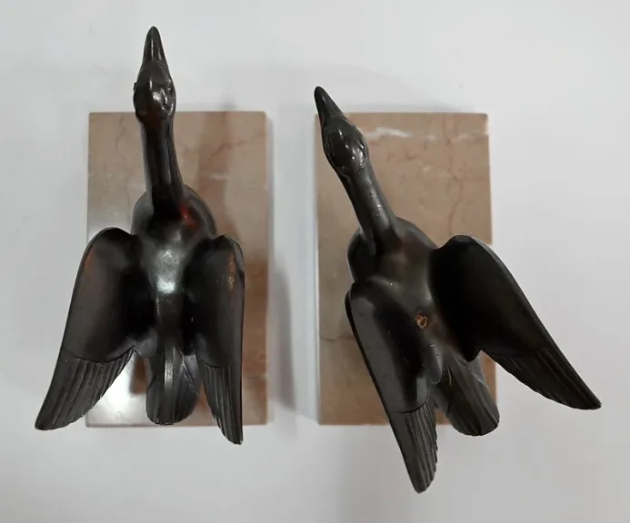 Paire de Serre-Livres, Cygnes en Métal Patiné sur Marbre – 1930 / 1940