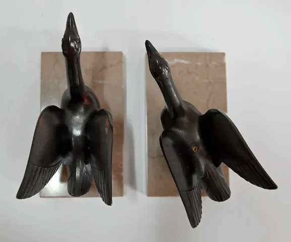Paire de Serre-Livres, Cygnes en Métal Patiné sur Marbre – 1930 / 1940