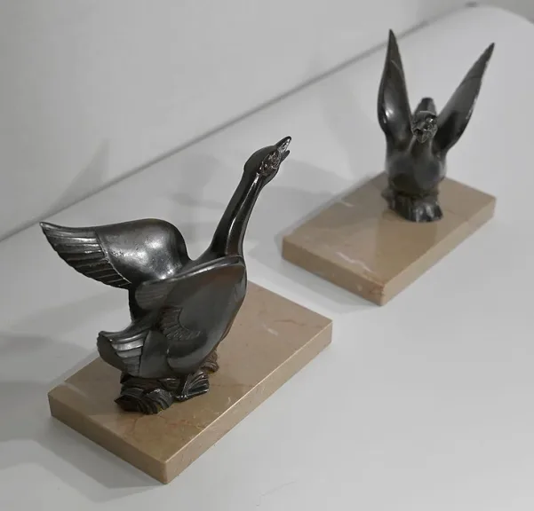 Paire de Serre-Livres, Cygnes en Métal Patiné sur Marbre – 1930 / 1940