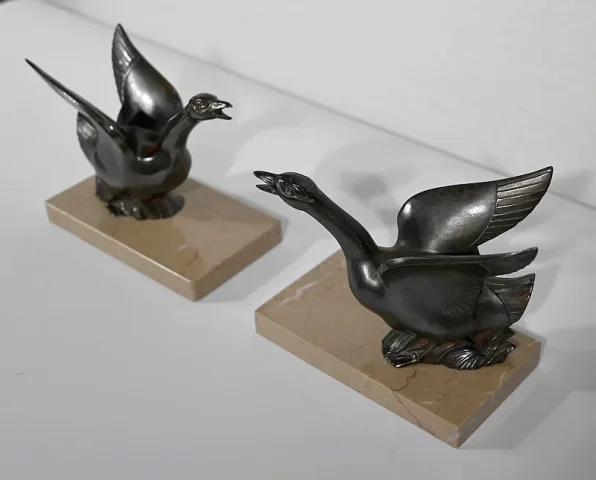Paire de Serre-Livres, Cygnes en Métal Patiné sur Marbre – 1930 / 1940