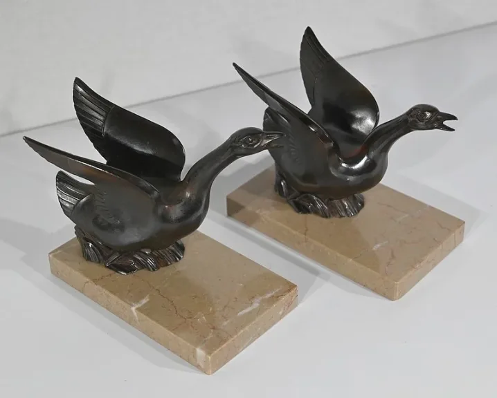 Paire de Serre-Livres, Cygnes en Métal Patiné sur Marbre – 1930 / 1940