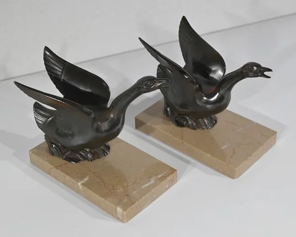 Paire de Serre-Livres, Cygnes en Métal Patiné sur Marbre – 1930 / 1940