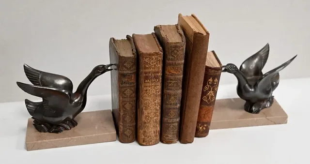 Paire de Serre-Livres, Cygnes en Métal Patiné sur Marbre – 1930 / 1940