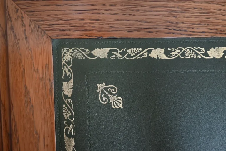 SCHREIBTISCH IM FRANZÖSISCHEN EMPIRE-STIL