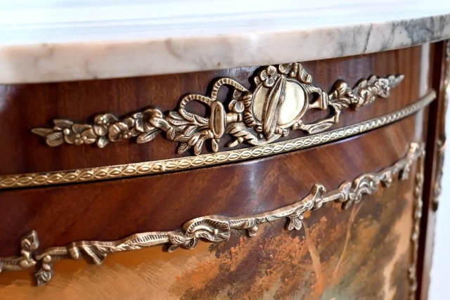 SCHRANK IM ÜBERGANGSSTIL