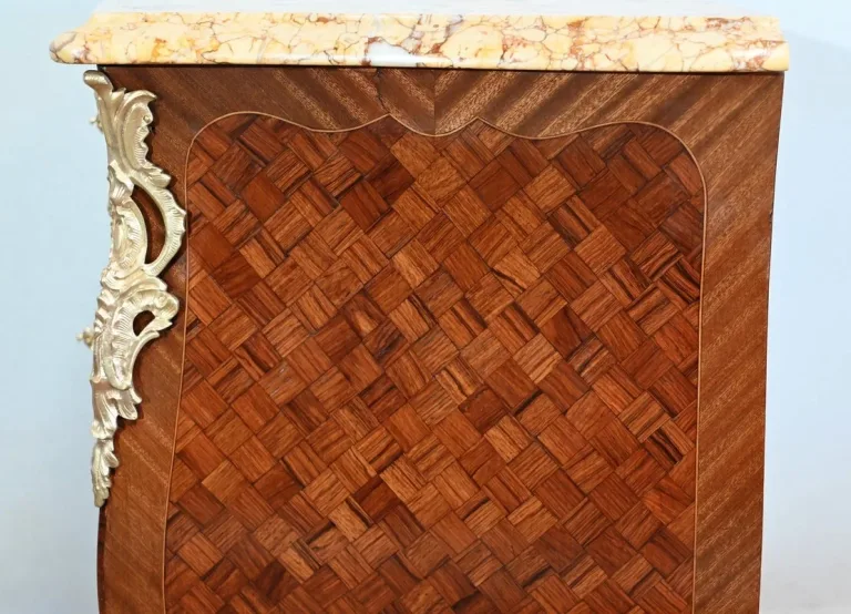 KOMMODE IM LOUIS XV-STIL