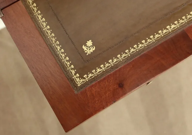 SCHREIBTISCH IM LOUIS XVI-STIL