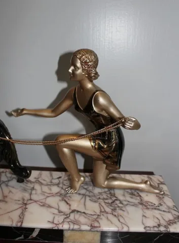 Femme aux Lévriers en Métal Patiné, Art Déco - XXe