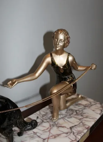 Femme aux Lévriers en Métal Patiné, Art Déco - XXe